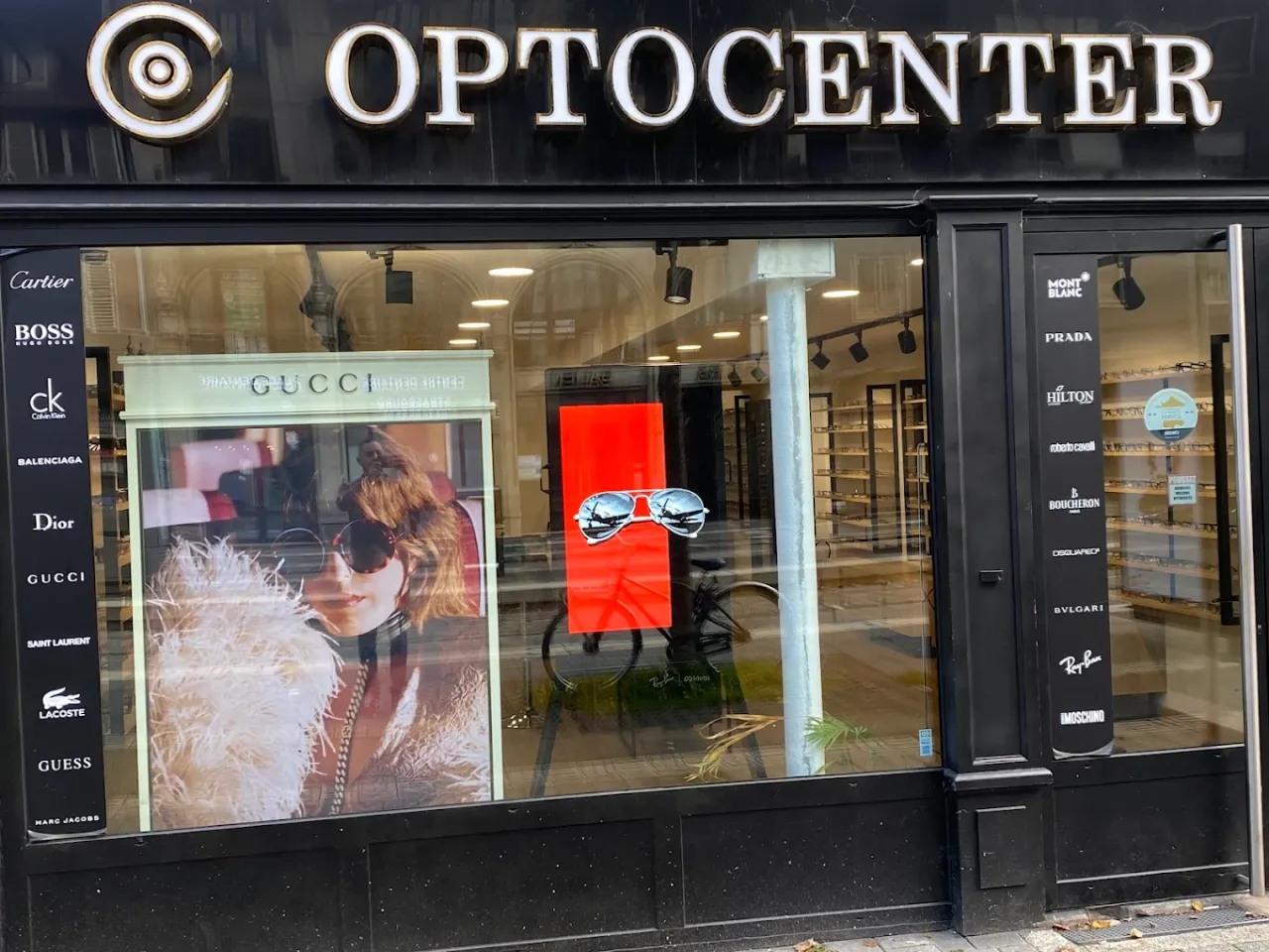 Intérieur de la boutique OptoCenter — présentoirs de montures